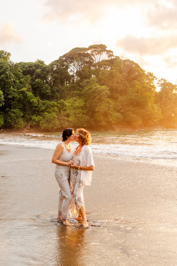women kissing costa rica photography